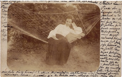Mathilde ..., istub võrkkiigel 1903. a  duplicate photo