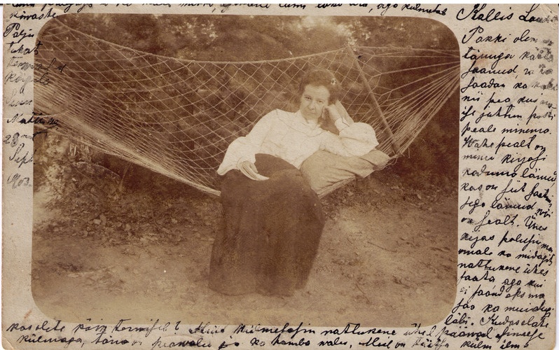 Mathilde ..., istub võrkkiigel 1903. a