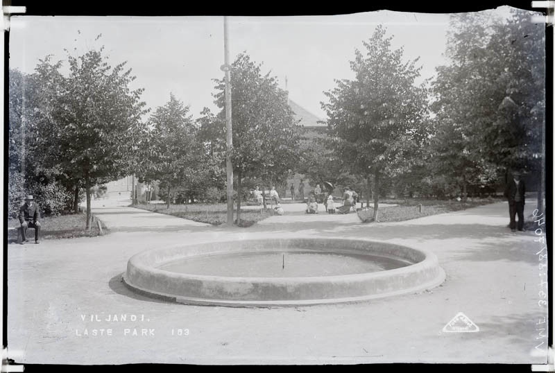 fotonegatiiv, Viljandi, Lastepark, purskkaev, u 1915 foto J.Riet