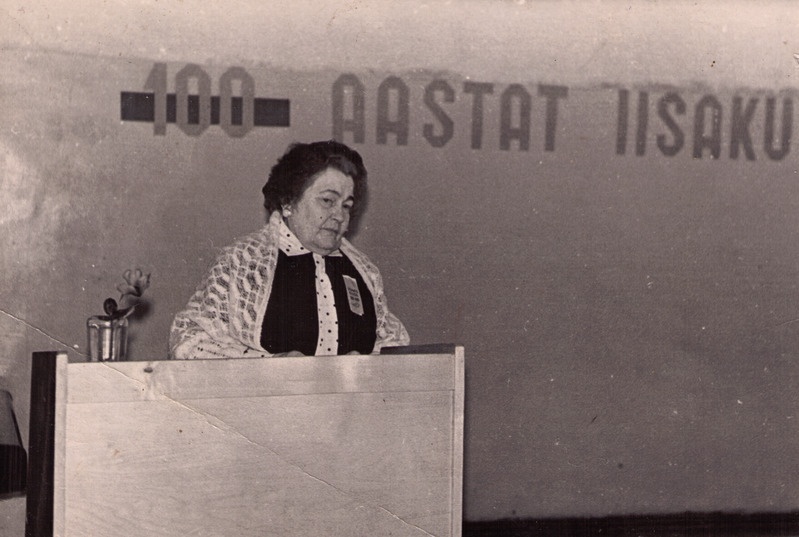 Iisaku 100 aastapäeva  üritusel, esineb Alide Karri