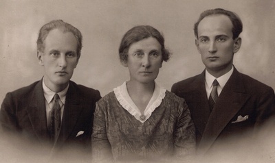 Gertrud Hanseni  oma poegadega Villem Voore ja Robert Voore.  duplicate photo