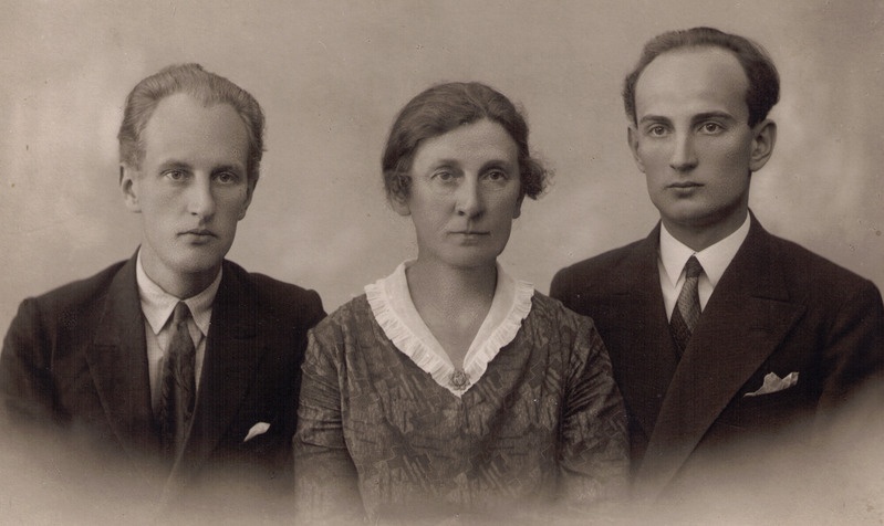 Gertrud Hanseni  oma poegadega Villem Voore ja Robert Voore.