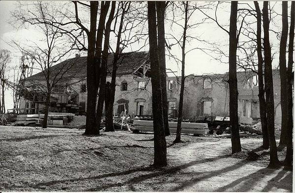 Photo, Manor house in Mäo in 1990.
