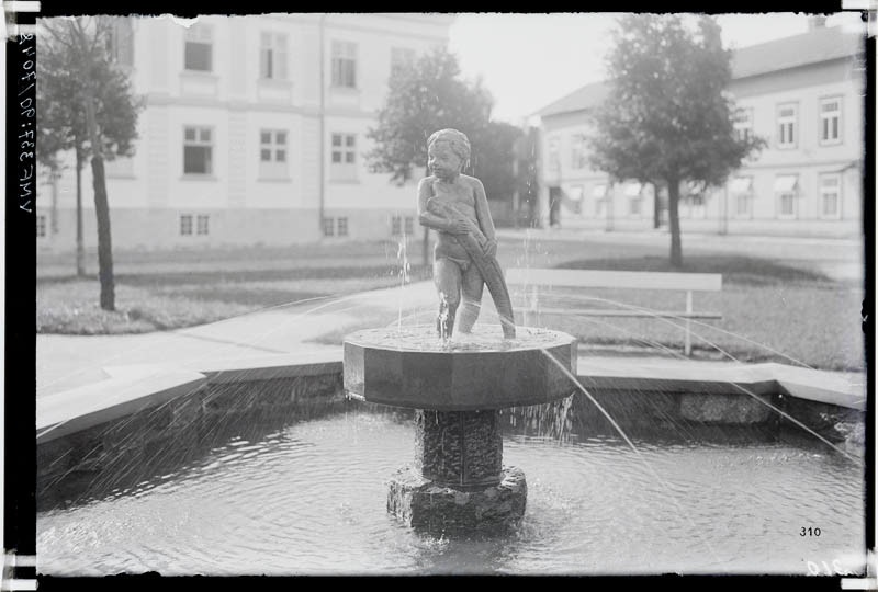 fotonegatiiv, Viljandi, Laidoneri plats, purskkaev