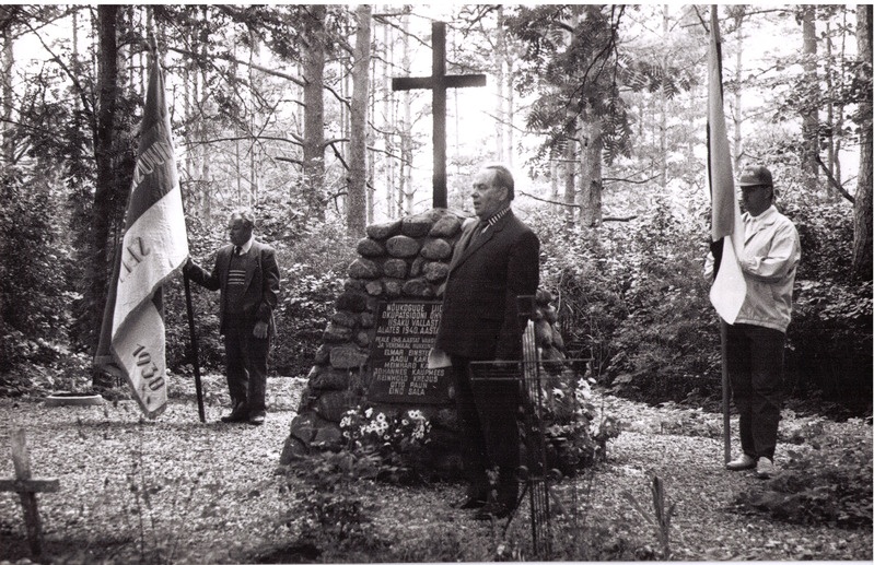 Virumaa päevad Iisakus. Küüditatute ja hukkunute mälestuskivi juures. Antik Saare, Endel Mölder, Andres Heinberg