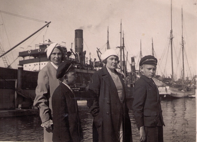 Mare Viirand tuttavatega sadamas