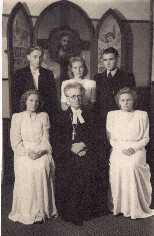 fotoalbum pühendusega Voldemar Kuljusele. PÜhavaimu koguduse leerid