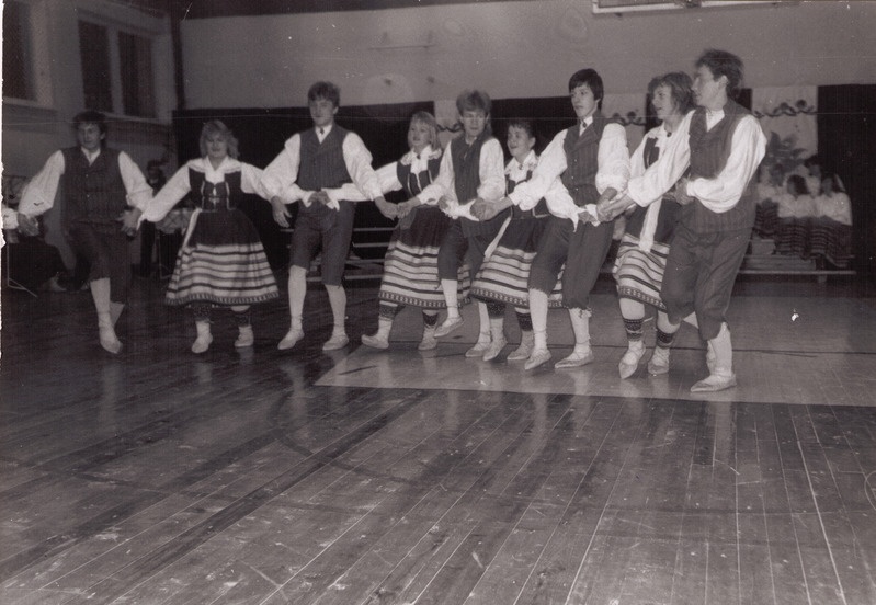 "Iisaku Kool 200". Rahvatantsijad