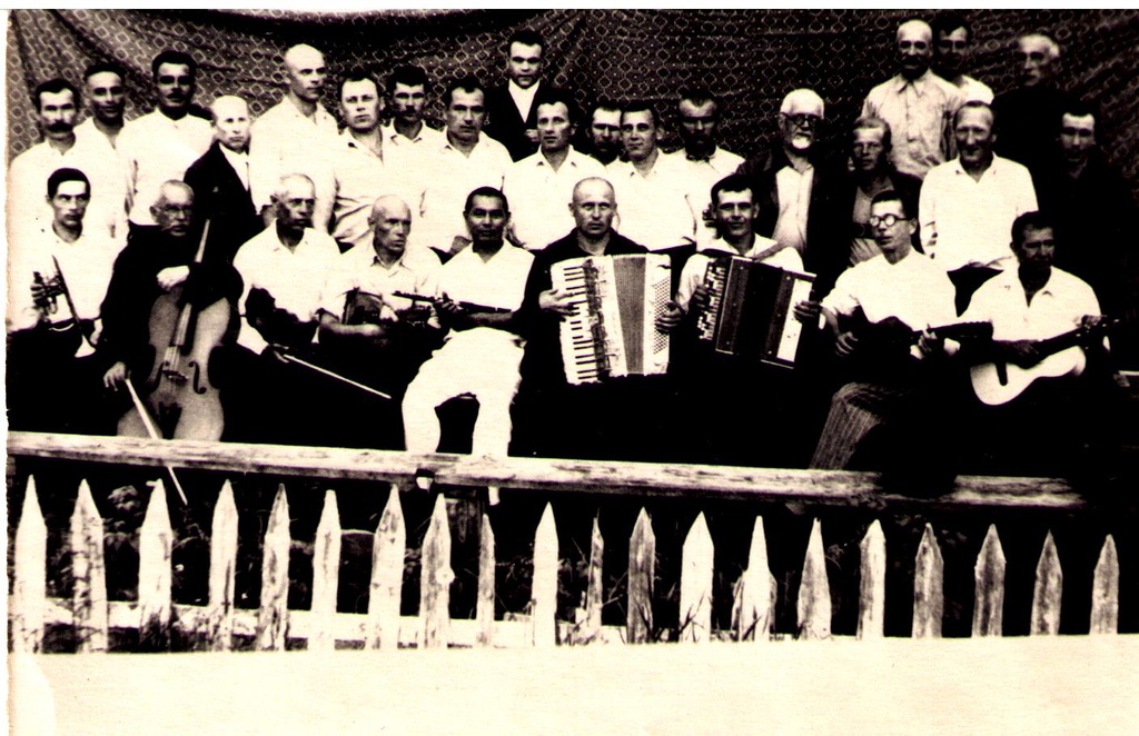 Vangilaagri orkester, vasakul seisab Voldemar Kuljus