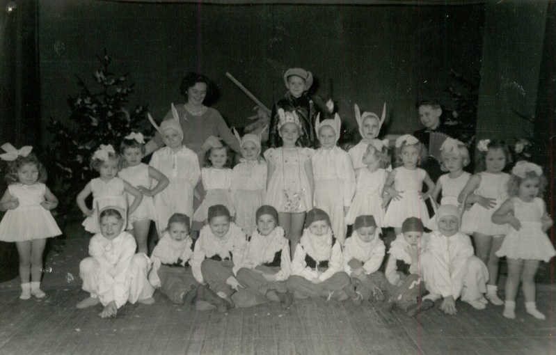 J. Lombi omaloominguline lastenäidend "Talv metsas". Tseenid näidendist