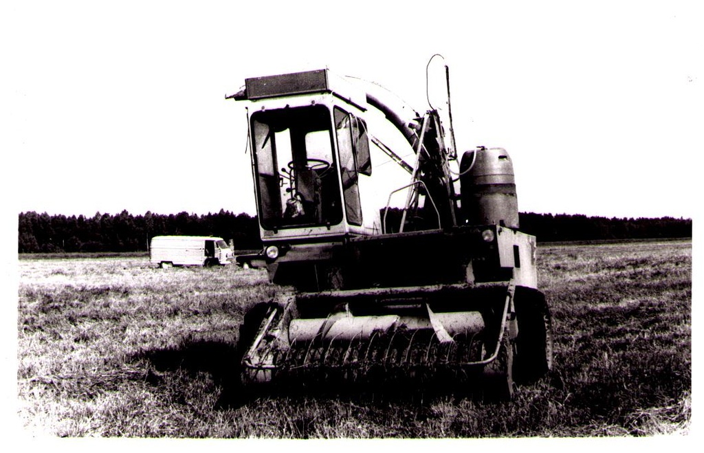 Iisaku sovhoosi  iseliikuv niitja E-301