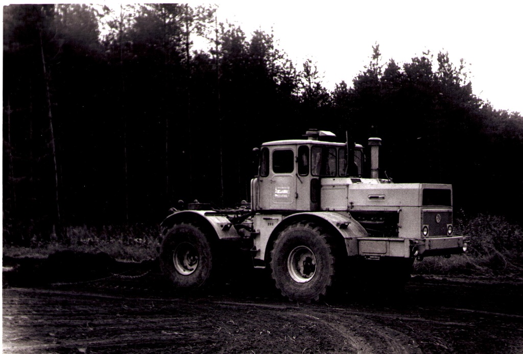 Iisaku sovhoosi põllul äestamine