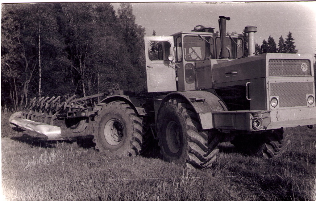 Iisaku sovhoosi traktori taga 8 osaline künniader