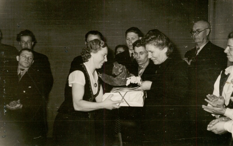 Hilja Karp annab koorijuht Ella Tammele meenet üle