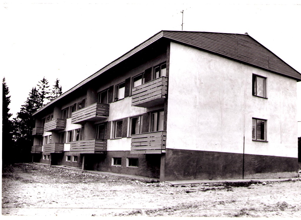 Iisaku õpetajate maja taga külg