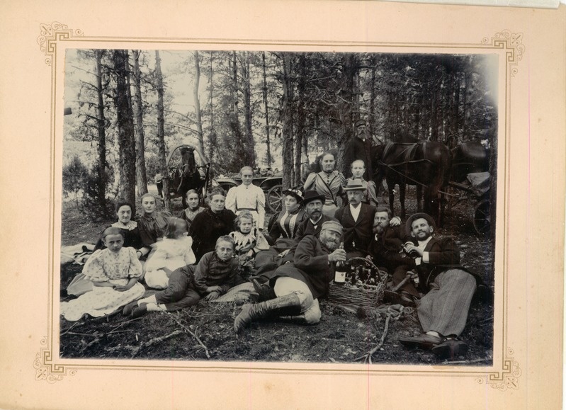 Väljasõidul. 1. Gertruth Hansen (Vinkel), 2.  pr Aleksandrine Hansen 3. R. Th. Hansen, 4. Nikolai Vinkel, 5. Martha Hansen