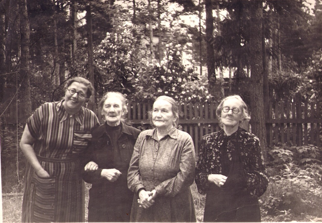 N. Pentre, Getruth (Hansen) Voore, ?, Martha Hansen