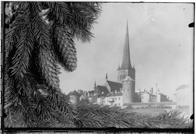 Photo of the Christmas Card design with Köismäe towers and Oleviste Church