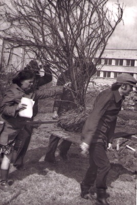 Iisaku Keskkooli dendropargi rajamine. Õpetajad Tiina Sabalotni ja Rein Aidma  similar photo