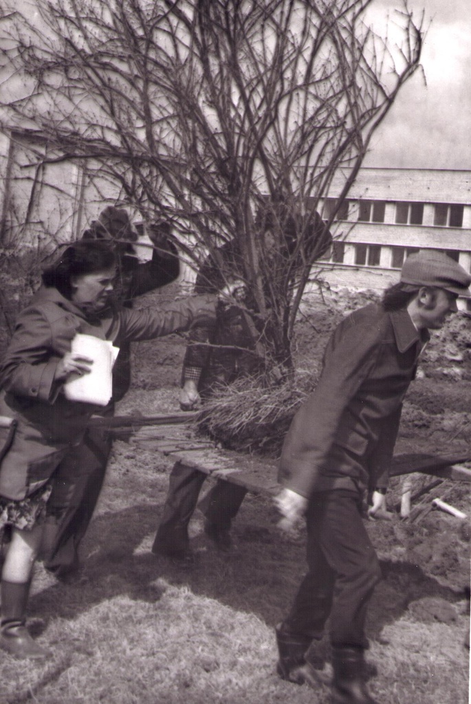 Iisaku Keskkooli dendropargi rajamine. Õpetajad Tiina Sabalotni ja Rein Aidma