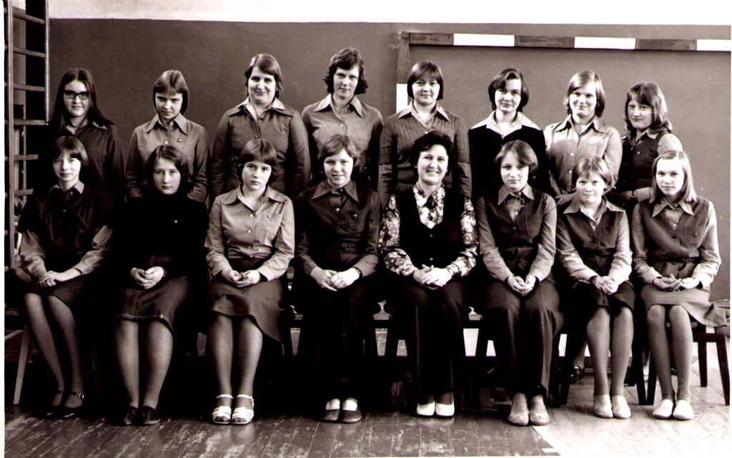 Iisaku Keskkooli 10. klassi tütarlapsed 1978. a kevadel