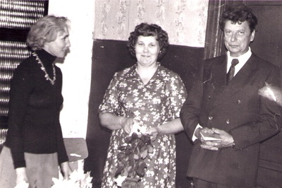 Vastsündinute vanematele sünnitunnistuse pidulik kätte andmine Iisaku külanõukogus.  similar photo