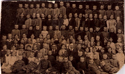 Iisaku algkooli õpilased ja õpetajad, 1920. a kevad  duplicate photo