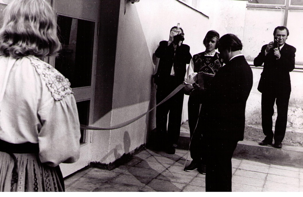Iisaku KK juurdeehituse avamine, 1. sept 1976. K-Järve raj TSN Täitevkomitee esimees Heino Lehiste kõnelemas.