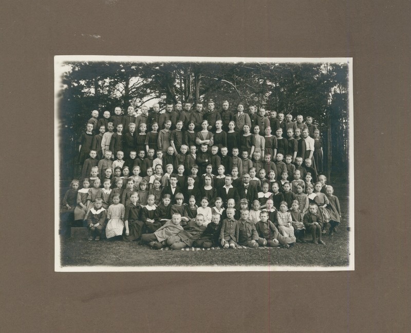 Iisaku algkooli õpilased ja õpetajad