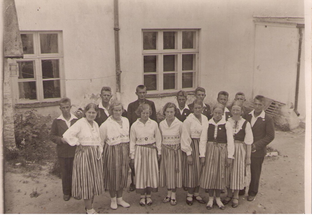 Rühm Iisaku noormehi ja neide
