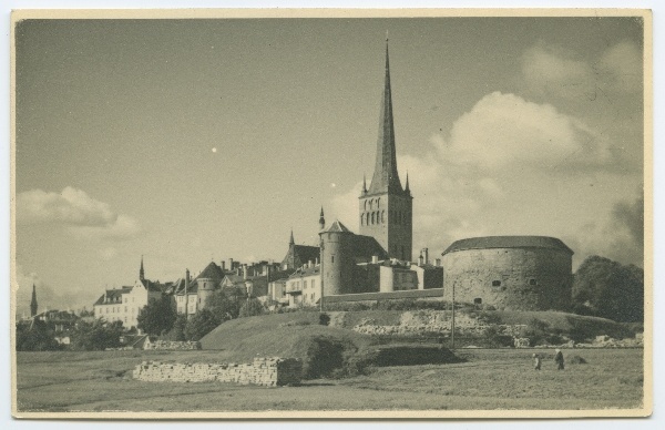 Tallinn, Small Beach Gate, on the right Paks Margareeta, in the middle of the Oleviste Church.