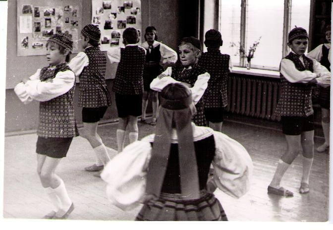 III kodu-uurijate päev 29.10.1977.a. Rahvatantsijad