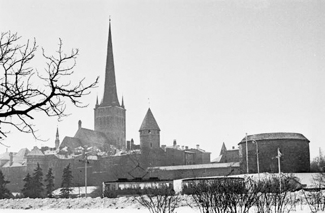 Winter Tallinn. Oleviste Church and Paks Margareta.