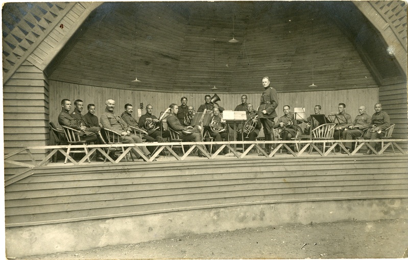 Sõjaväeorkester kõlakojas