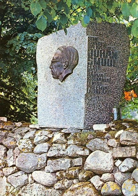 Juhan Smuuli mälestuskivi Koguva külas Tooma talus