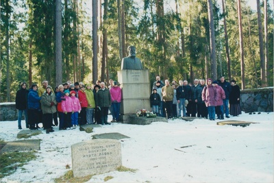 Fotokomplekt: Jüri Kuuma raamatu "Carl Robert Jakobson - talurahva õpetaja ja põllumees" esitlus Kurgjal C. R. Jakobsoni surma-aastapäeval 2002. a.  similar photo