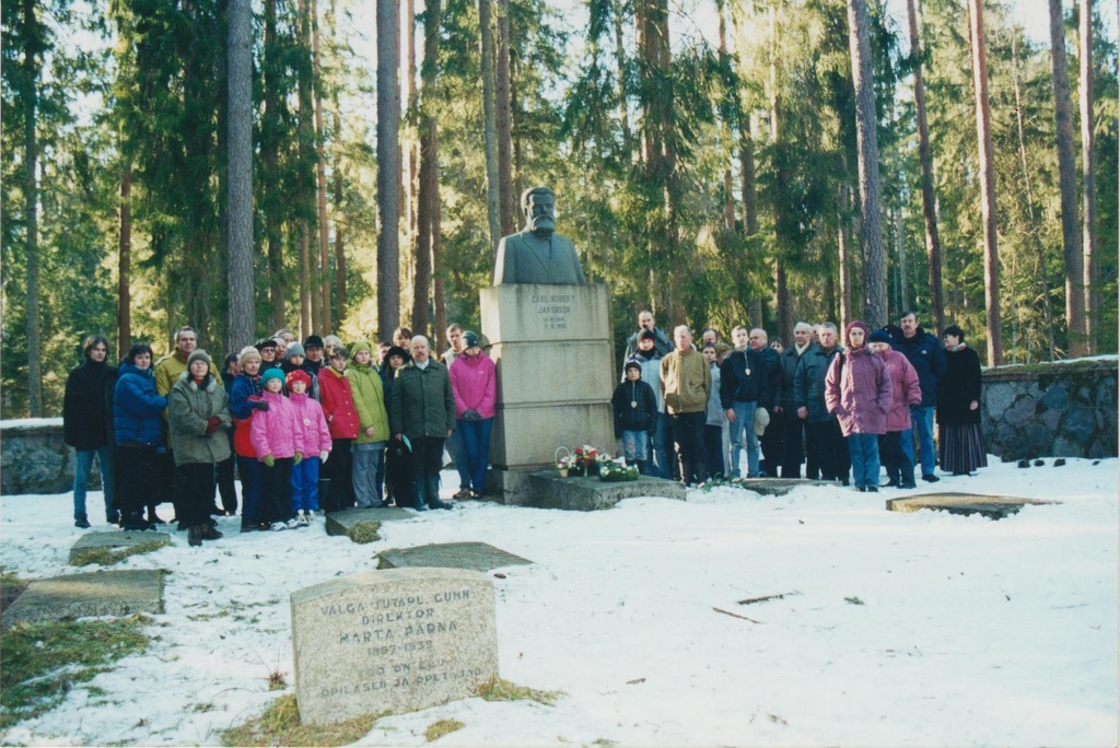 Fotokomplekt: Jüri Kuuma raamatu "Carl Robert Jakobson - talurahva õpetaja ja põllumees" esitlus Kurgjal C. R. Jakobsoni surma-aastapäeval 2002. a.
