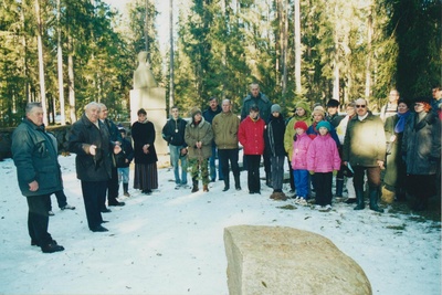 Jüri Kuuma raamatu "Carl Robert Jakobson - talurahva õpetaja ja põllumees" esitlus Kurgjal C. R. Jakobsoni surma-aastapäeval 2002. a.  similar photo