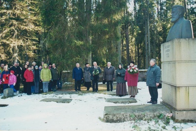Jüri Kuuma raamatu "Carl Robert Jakobson - talurahva õpetaja ja põllumees" esitlus Kurgjal C. R. Jakobsoni surma-aastapäeval 2002. a.  similar photo