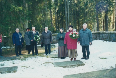 Jüri Kuuma raamatu "Carl Robert Jakobson - talurahva õpetaja ja põllumees" esitlus Kurgjal C. R. Jakobsoni surma-aastapäeval 2002. a.  similar photo