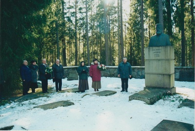 Jüri Kuuma raamatu "Carl Robert Jakobson - talurahva õpetaja ja põllumees" esitlus Kurgjal C. R. Jakobsoni surma-aastapäeval 2002. a.  similar photo