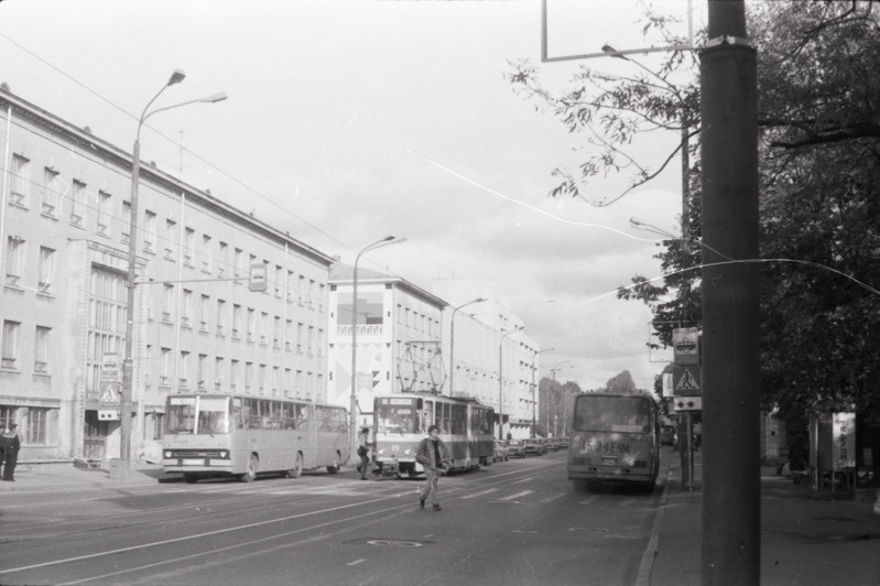 Tallinn, Kesklinn, Narva maantee trammipeatus, vasakul Tallinna Pedakoogilne Instituut.