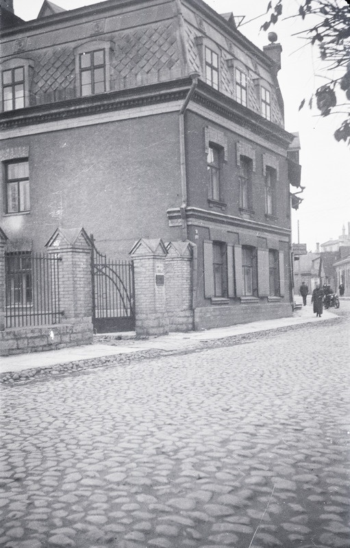 Kompvekivabrik Endla Maakri (maja nr 28) tänaval (endine Elfriede Lenderi Eragümnaasiumi hoone).