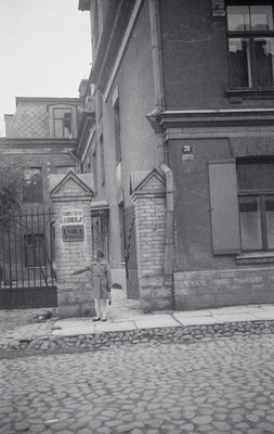 Kompvekivabrik Endla Maakri tänaval (endine Elfriede Lenderi Eragümnaasiumi hoone). Värava ees seisab vabrikandi tütar Ingrid Palias.  similar photo