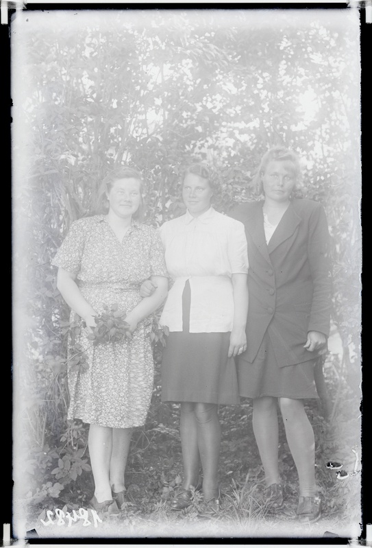 Madis Reimeri minia Helmi Reimer (vasakul) oma õdede Anni Roosi ja Luise Roosilehega.