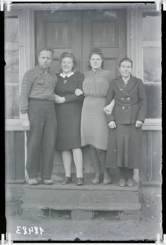 Grupipilt Uhja talu uksel - vasakul Otto ja Helmi Reimer (Hans Reimeri poeg ja Pojanaine), Anni Roosi, Liisu Tamm.