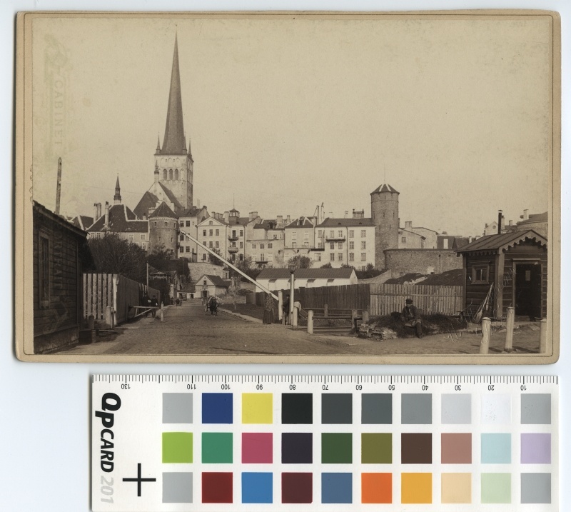 View of the city from the Väike-Rannagate. See part of the city's insurance belt. On the right stolting, on the left Hattorpi tower; on the back of the Oleviste Church. In front of the road Väike-Rannavärava.