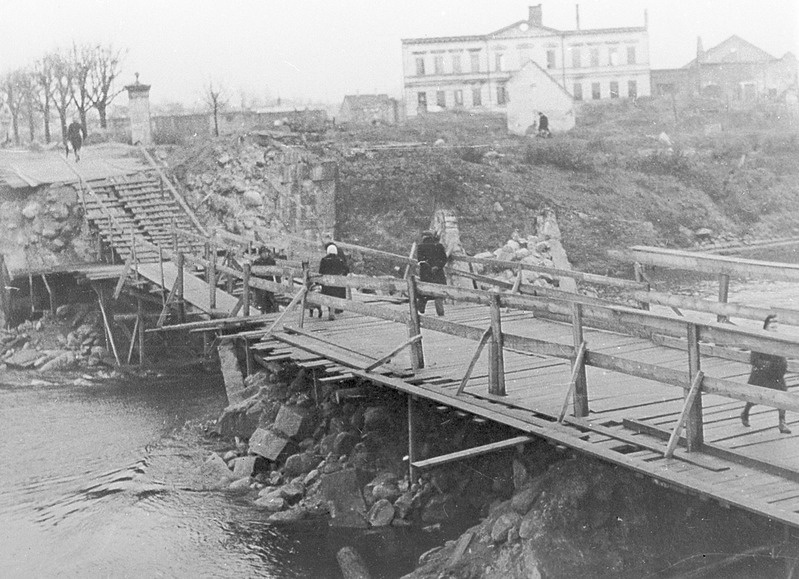 Tartu. Ajutine sild Tartu Kivisilla varemetel