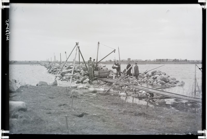 Rapla-Virtsu raudtee. Raudteetammi ehitamine Hanila - Virtsu vahel läbi merelahe (Laelatu laht).
