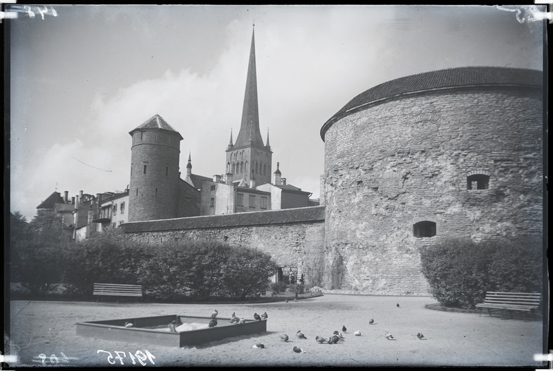 Tallinn, Margareeta aed (Suure Rannavärava bastoinil). Vasakul Stoltingi torn, paremal Paks Margareeta.